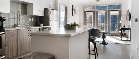 Réfrigérateur, tables à manger