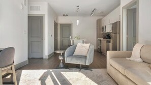 Smart TV - Landing | Spectacular 1BD, Rooftop Lounge (Atlanta)