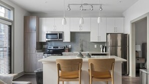 Fridge, dining tables - Landing | Spectacular Studio, Pool, Clubhouse (Atlanta)