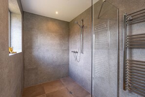 تجهيزات دش، مجففات شعر، مناشف، صابون