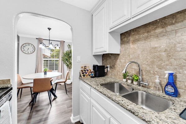 冷蔵庫、電子レンジ、オーブン、コンロ