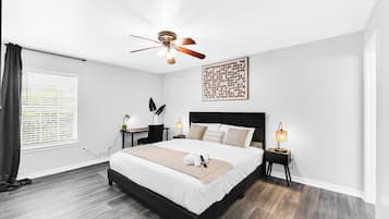 2 habitaciones, escritorio y tabla de planchar con plancha