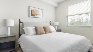 2 slaapkamers, een bureau, een strijkplank/strijkijzer, wifi