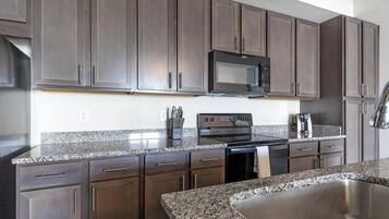 Réfrigérateur, tables à manger