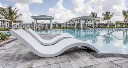 Landing | Chic 2BD, Clubhouse, Tennis Court