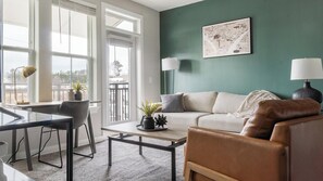 Smart TV - Landing | Stunning 1BD, Pool, Gym (Smyrna)