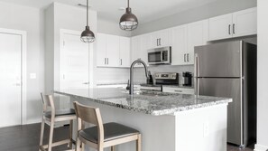 Kühlschrank, Esstisch