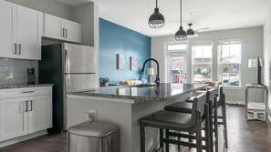 Kühlschrank, Esstisch