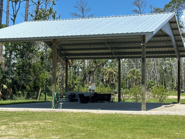 Property grounds - RV site- Covered Pavillion area for enjoyment regardless of the weather! (Steinhatchee)