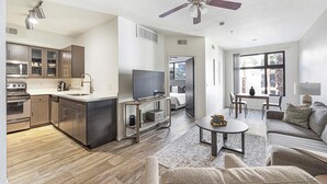 Een modern appartement met keuken, woonruimte en eethoek.