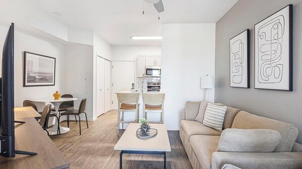 Smart TV - Landing | Amazing 1BD, Yoga Studio, Gym (Tempe)