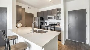 冷蔵庫、ダイニングテーブル