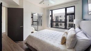 1 slaapkamer, een bureau, een strijkplank/strijkijzer, wifi