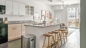 Refrigerador y comedor 