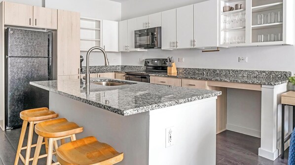 Fridge, dining tables - Landing at Avondale Hills - 1 Bedroom in Avonda... (Avondale Estates)