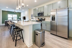 Refrigerador y comedor 