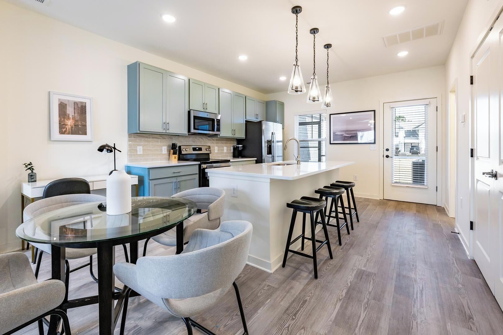 Een koelkast, een eettafel