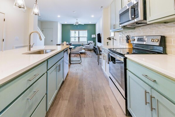 ثلاجة، مائدة طعام