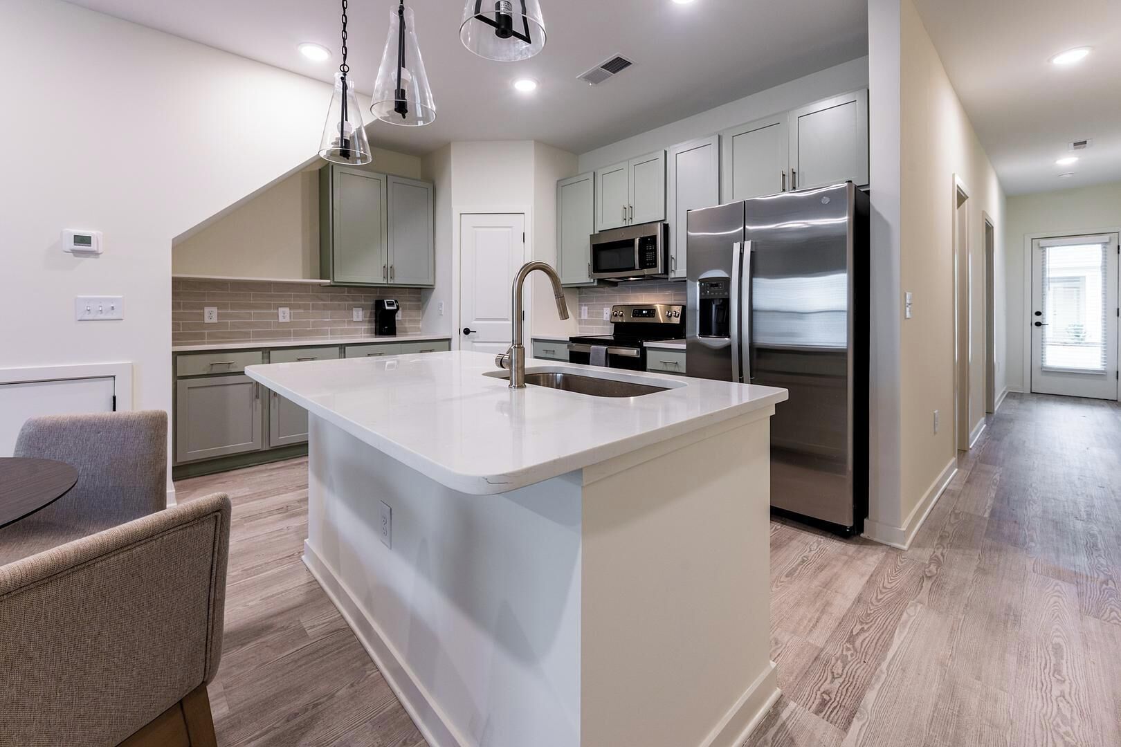 Een koelkast, een eettafel