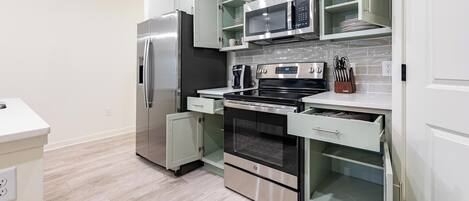 冷蔵庫、ダイニングテーブル