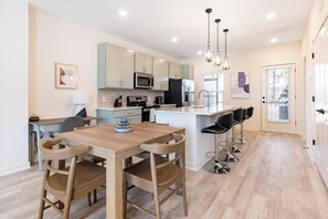 ثلاجة، مائدة طعام