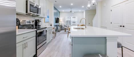 ثلاجة، مائدة طعام