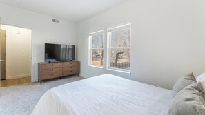 1 bedroom, desk, iron/ironing board, WiFi