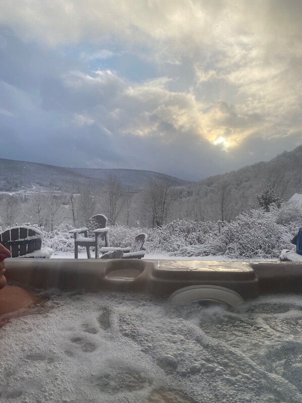 Outdoor spa tub