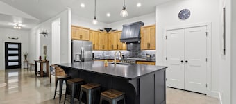 Lake Trails - King Beds - Fast WiFi - Boat & RV Parking