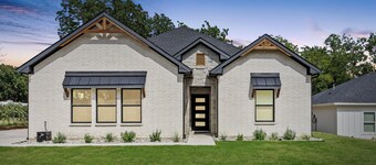 New Build - 2 Ensuite King Bedrooms - Starlink WiFi + Roku TVs - Steps to Park