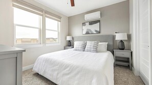 1 dormitori, escriptori, planxa i posts de planxar i wifi 