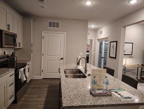 冷蔵庫、ダイニングテーブル