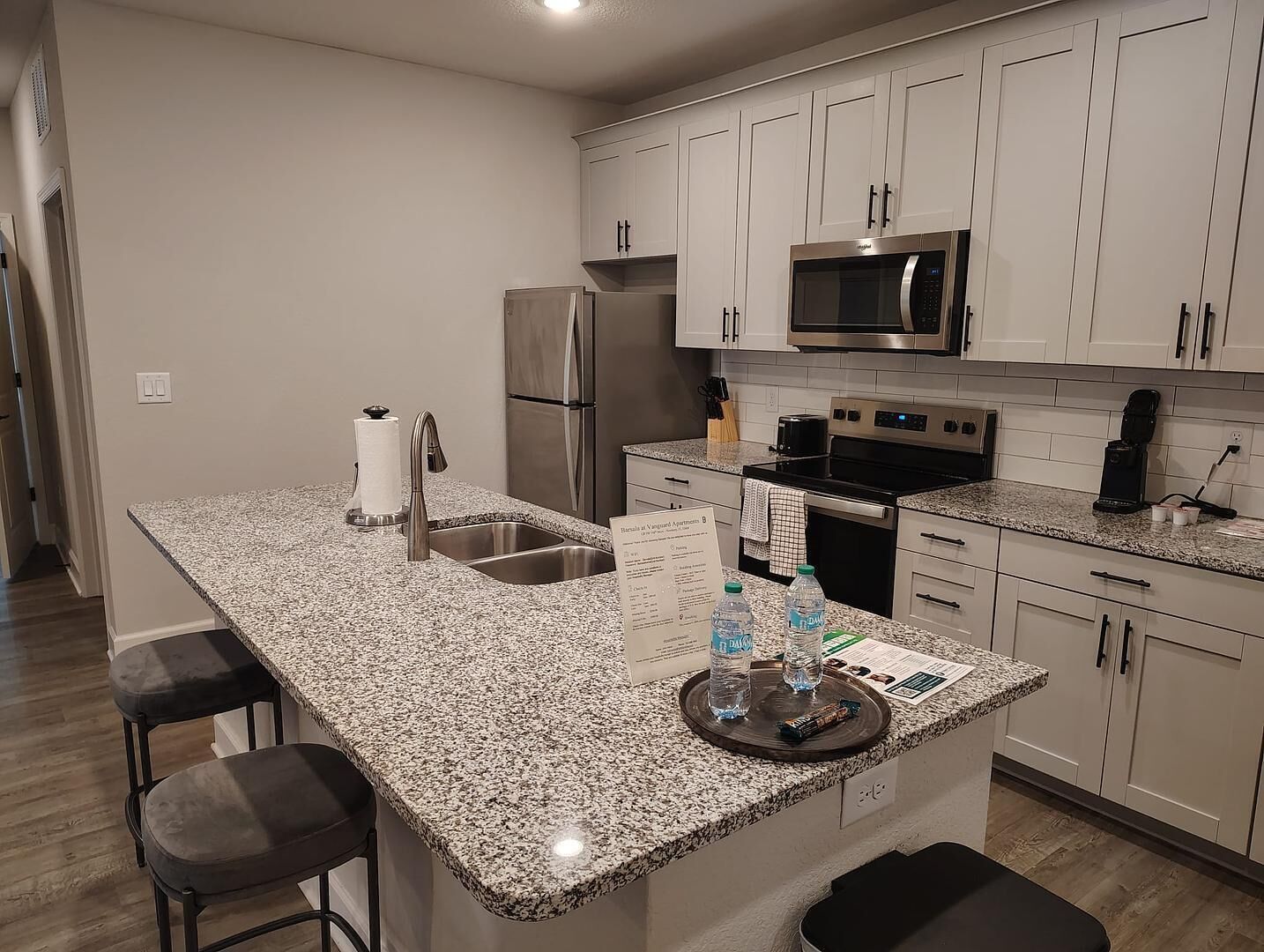 Réfrigérateur, table de salle à manger