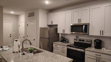 Réfrigérateur, tables à manger