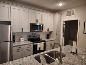 Réfrigérateur, tables à manger