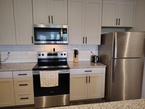 Een koelkast, een eettafel