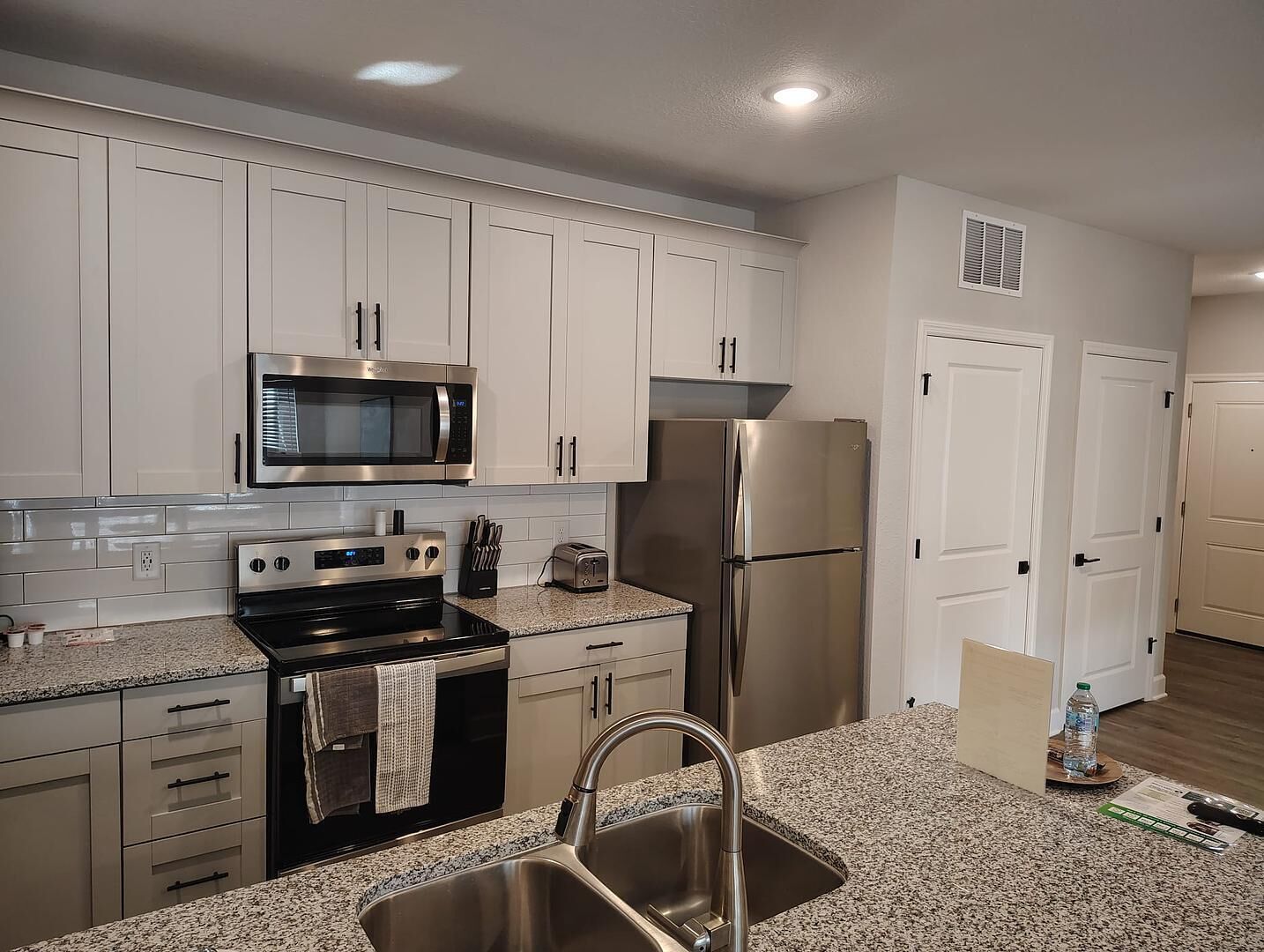 Réfrigérateur, table de salle à manger