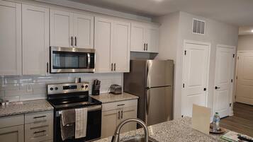 Réfrigérateur, table de salle à manger