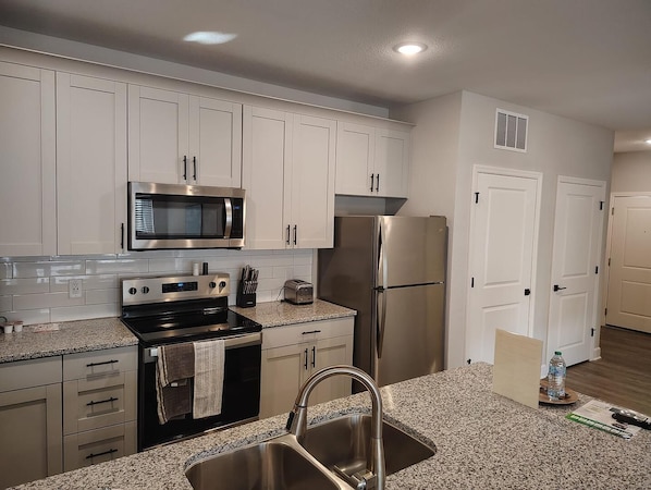 Réfrigérateur, table de salle à manger