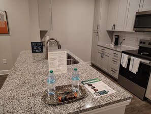 Réfrigérateur, tables à manger