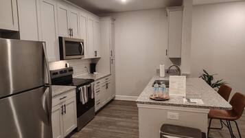 Réfrigérateur, table de salle à manger