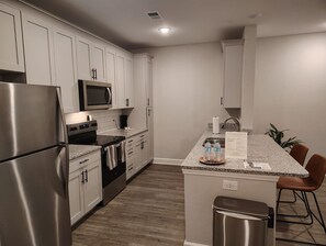 Kjøleskap og spisebord