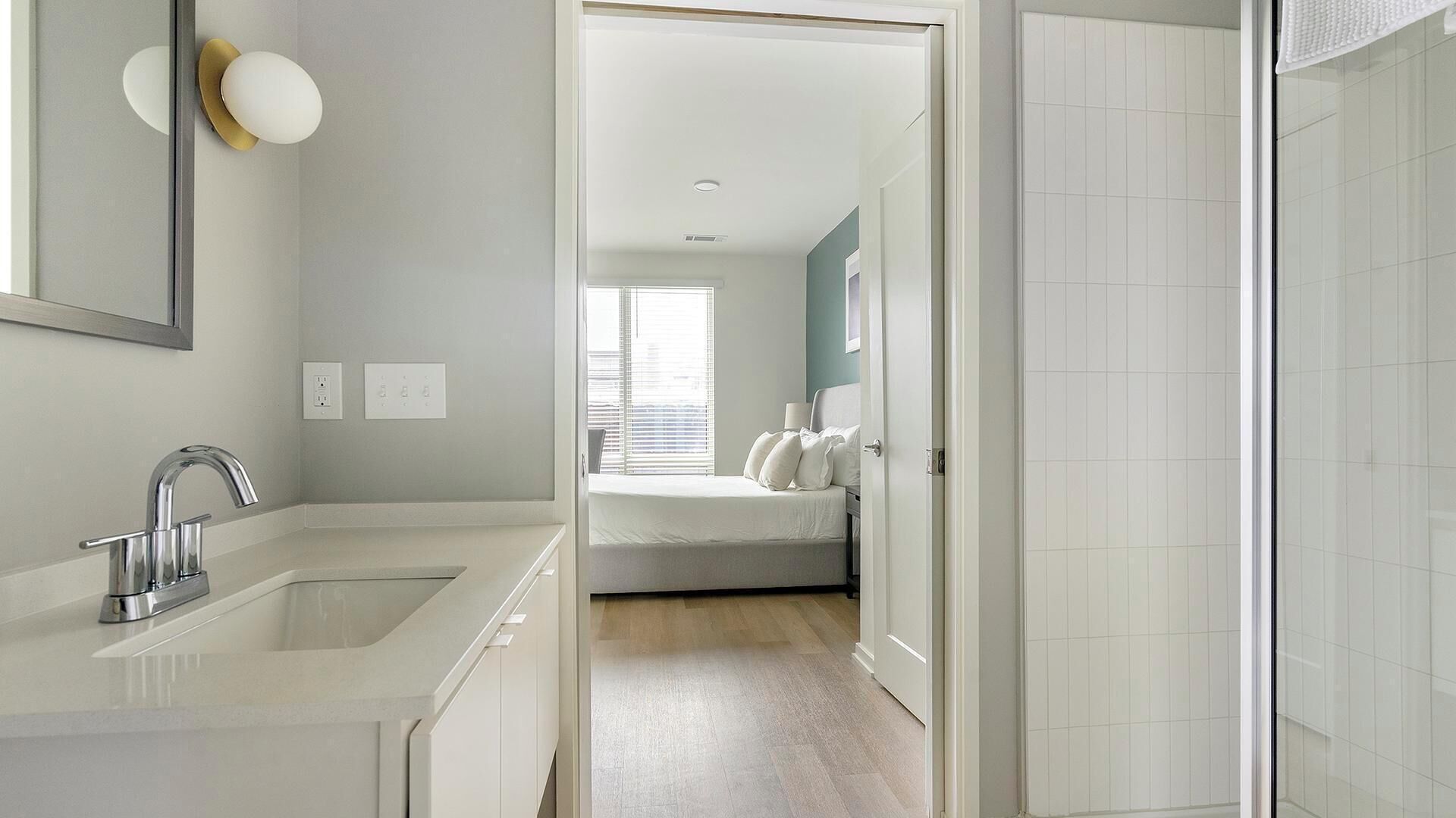 Desk, iron/ironing board, WiFi, bed sheets