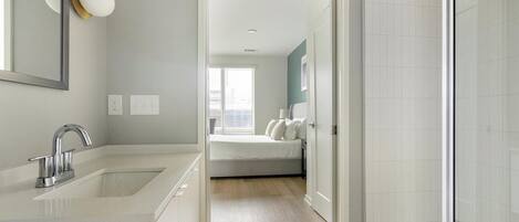 Työpöytä, silitysrauta/-lauta, Wi-Fi, vuodevaatteet