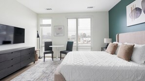 Työpöytä, silitysrauta/-lauta, Wi-Fi, vuodevaatteet