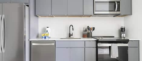 Réfrigérateur, table de salle à manger