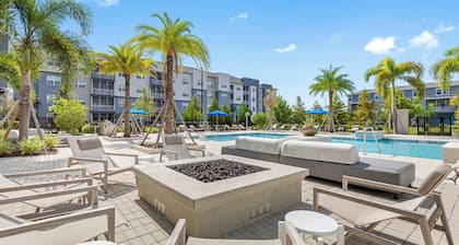 Landing at The Henry Luxury Apartments - 1 Bedr...