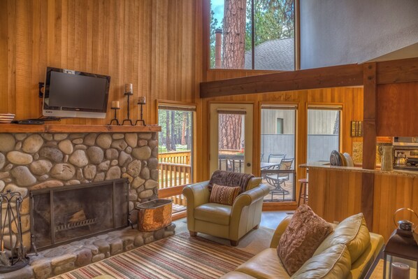 Televisie en een open haard