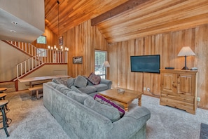 TV, fireplace - Black Butte Ranch House 049 (Black Butte Ranch)
