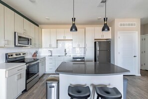 Een koelkast, een eettafel